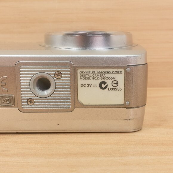 Olympus Camedia D-595 Zoom / 5MP Digital Camera / Silver - Picture 7 of 8